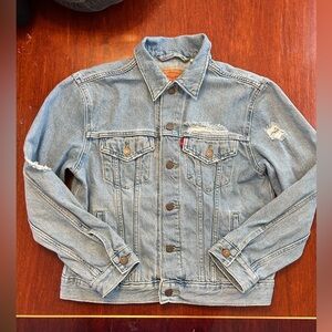 Levi's Button Distressed boyfriend trucker Jean Jacket Size m